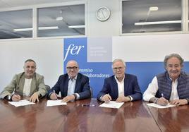 Momento de la firma entre representantes de FER y Fundación Cáritas Chavicar.