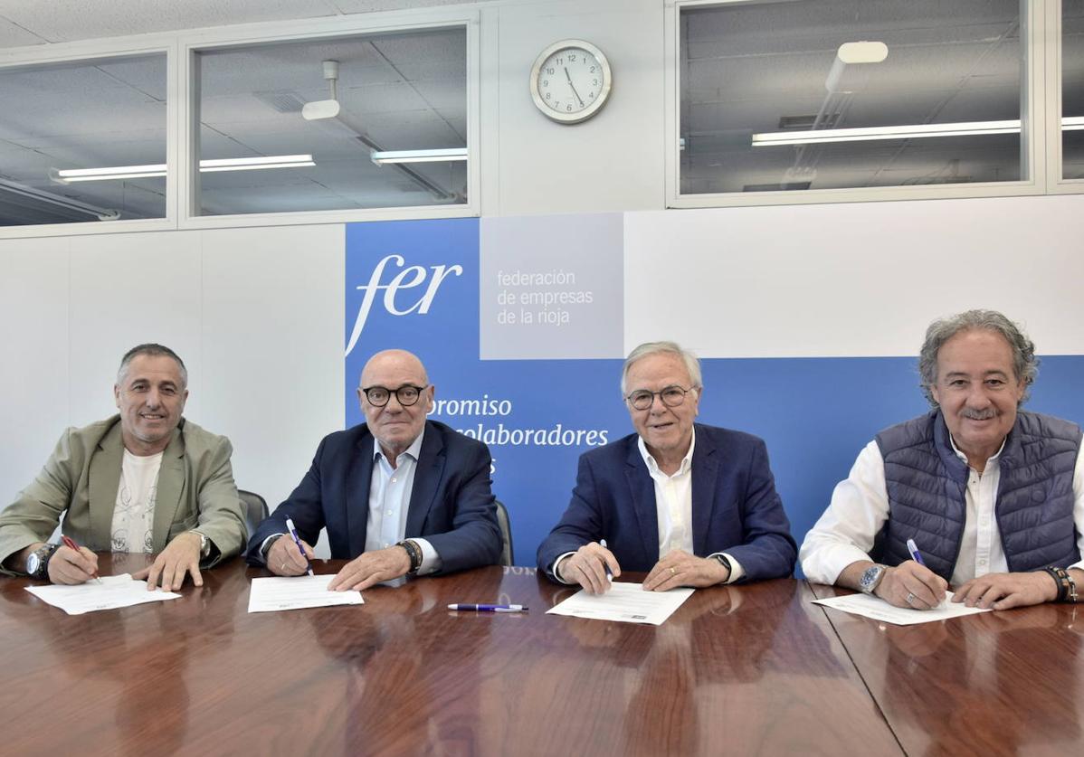 Momento de la firma entre representantes de FER y Fundación Cáritas Chavicar.