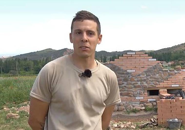 Omar, junto a la fuente que está construyendo para su futuro jardín.