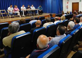 Reunión entre agricultures de la cuenca del Iregua, sindicatos y alcaldes de la zona afectada por la sequía.