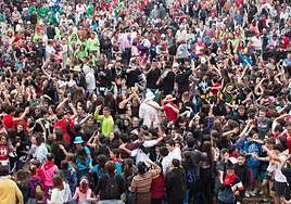 Bailes y alegría en la plaza de España, tras el disparo del cohete anunciador de las fiestas.