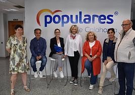 Intervención de ayer de la candidata del PP a la Alcaldía de Calahorra, Mónica Arcéiz, acompañada por varios de los integrantes de su lista.