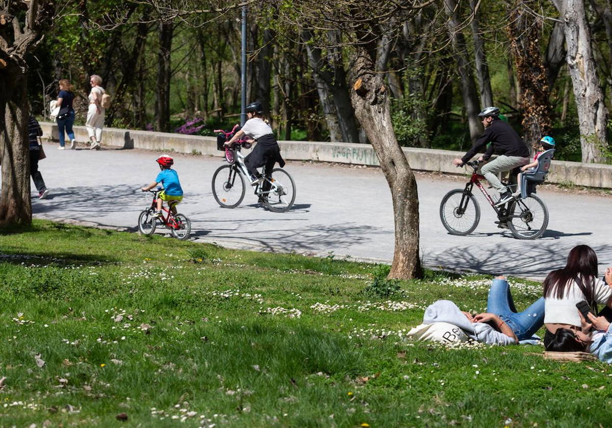 Una familia, paseando en bicicleta el pasado mes, en el parque del Ebro de Logroño