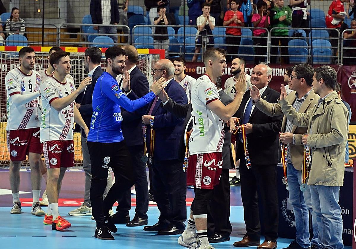 Edu Cadarso, Jorge Pérez, Álvaro Preciado e Isma El Korchi reciben la medalla de plata.