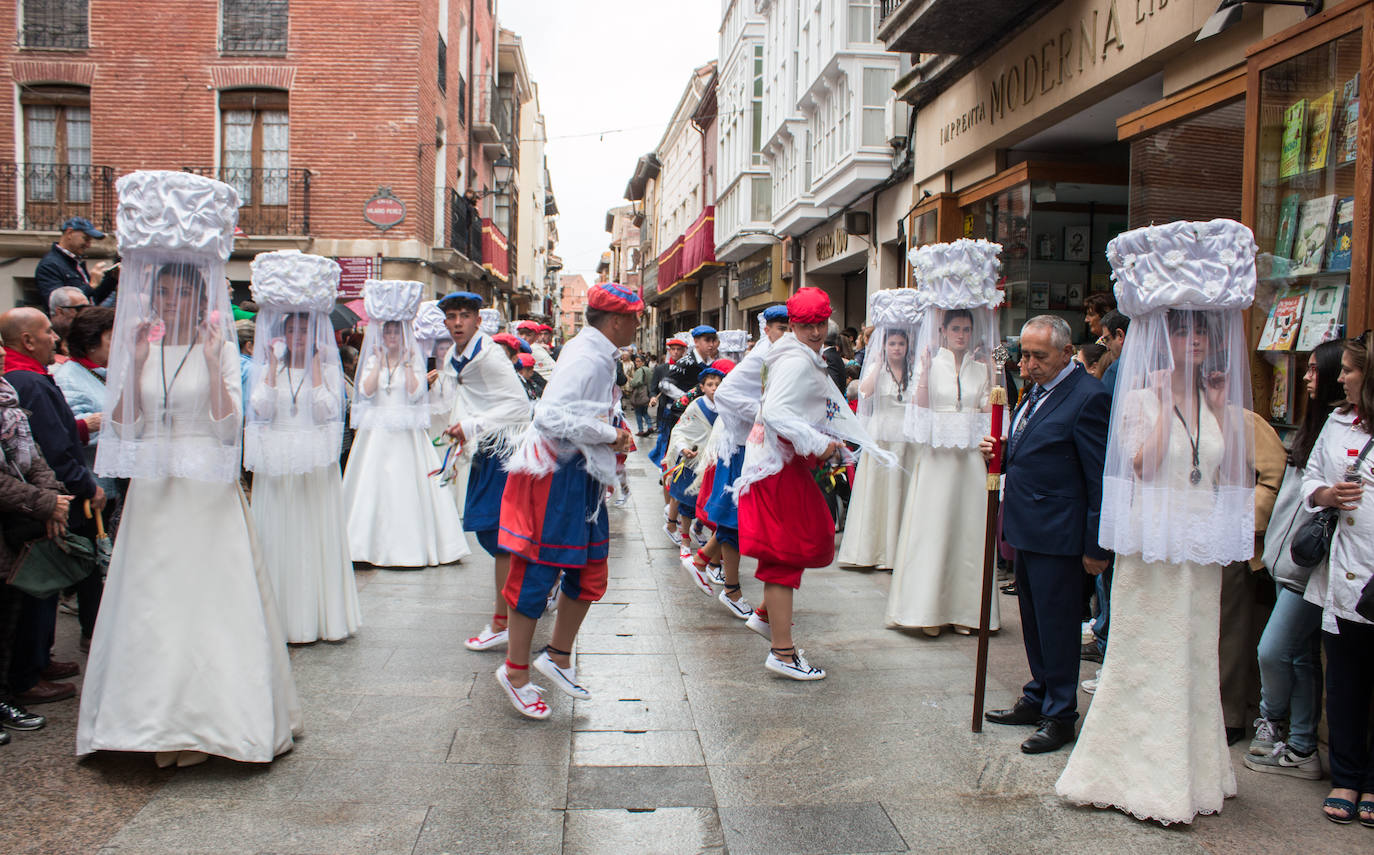 La procesión de las doncellas en Santo Domingo