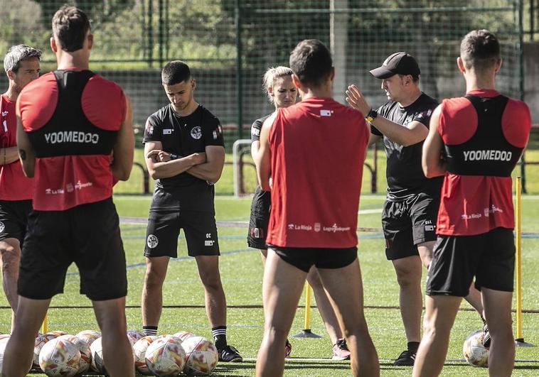 Raúl Llona da instrucciones en un entrenamiento.