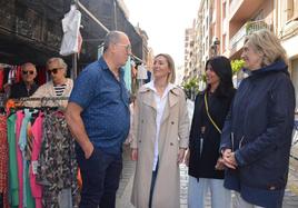 Candidatos de PP conversando con comerciantes de Calahorra