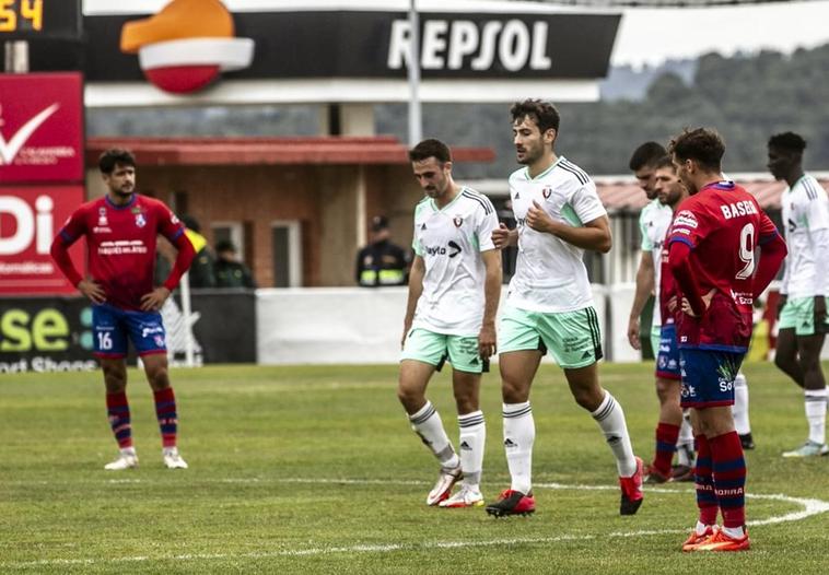 Baselga espera a que los jugadores de Osasuna B regresen a su campo tras marcar uno de sus goles.