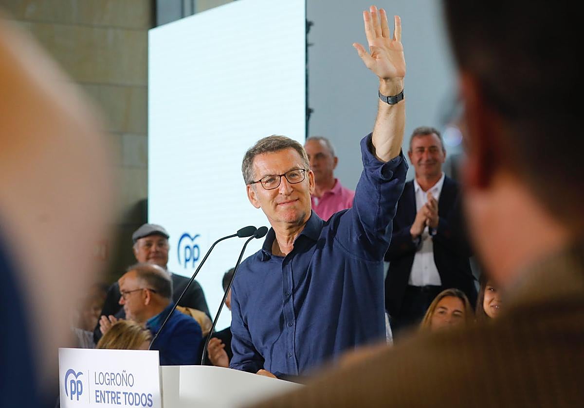 Feijóo saluda a los asistentes al acto en Riojafórum.