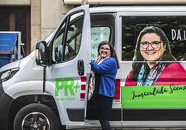 Recorridos de largas horas y kilómetros. Inmaculada Sáenz, coordinadora general de España Vaciada y candidata autonómica de la coalición formada por PR+ España Vaciada, posa junto a la furgoneta con la que recorre cada rincón de La Rioja para poder conversar con las personas que «menos se les escucha» o «menos se les tiene en cuenta». En esta iniciativa se adentró antes incluso de que se convocaran elecciones.