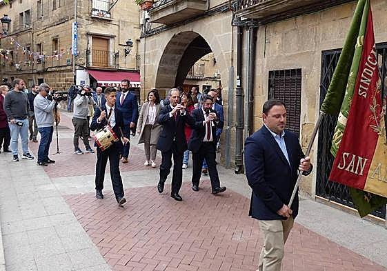 Concha Andreu y Juan Francisco Blanco avanzan hacia la iglesia encabezados por los Gaiteros de San Asensio.