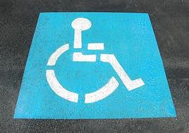 Plaza de parking exclusiva para personas con discapacidad.