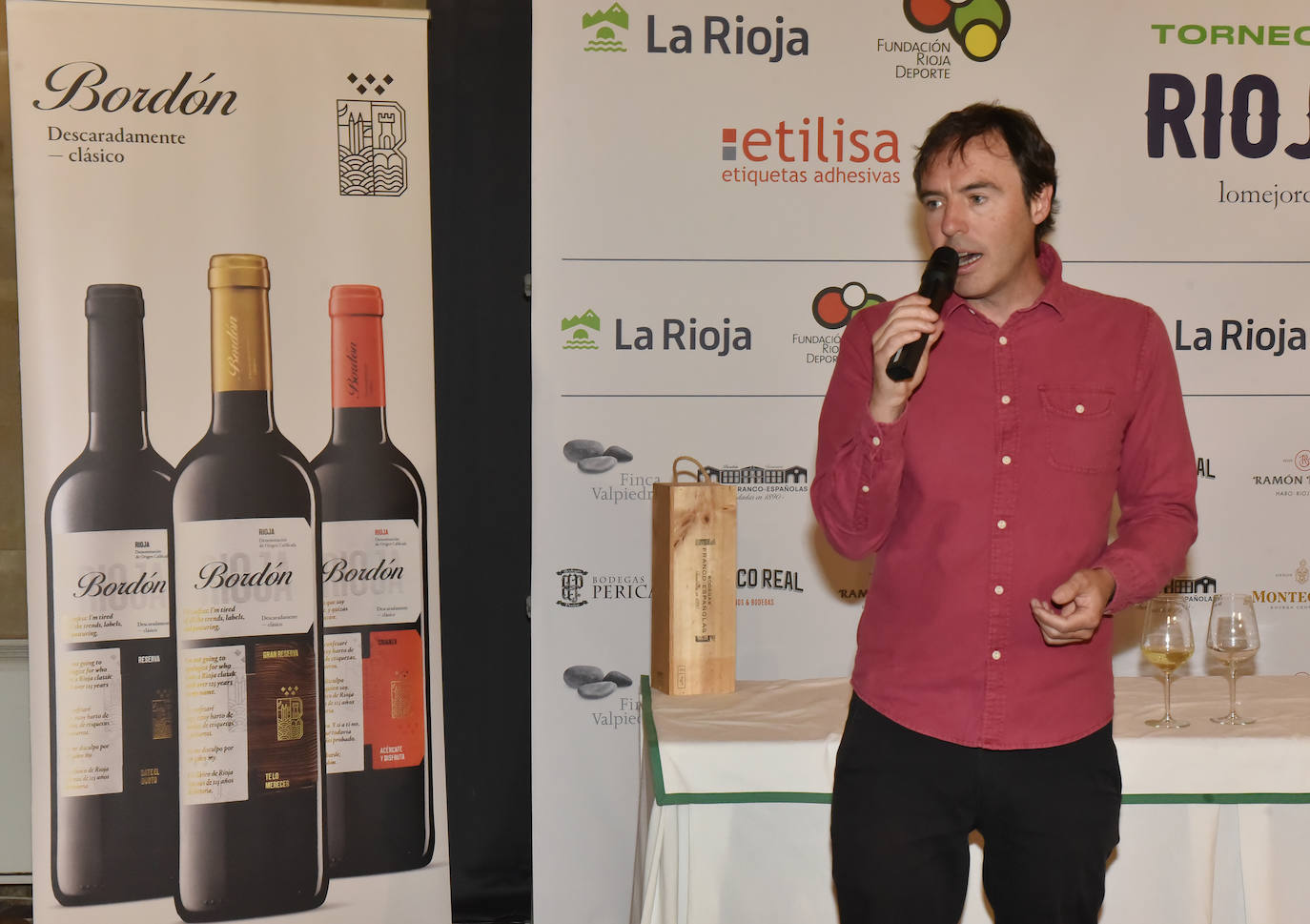 Cata de los vinos de Franco Españolas tras el torneo de golf