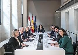 El Gobierno de Concha Andreu durante una reunión del Consejo fuera del Palacete.