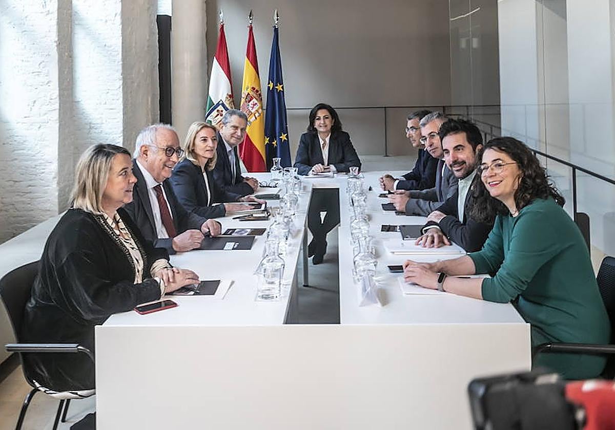 El Gobierno de Concha Andreu durante una reunión del Consejo fuera del Palacete.