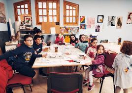 Los alumnos de El Rincón del Arte (Baños de Río Tobía) trabajando en sus dibujos.