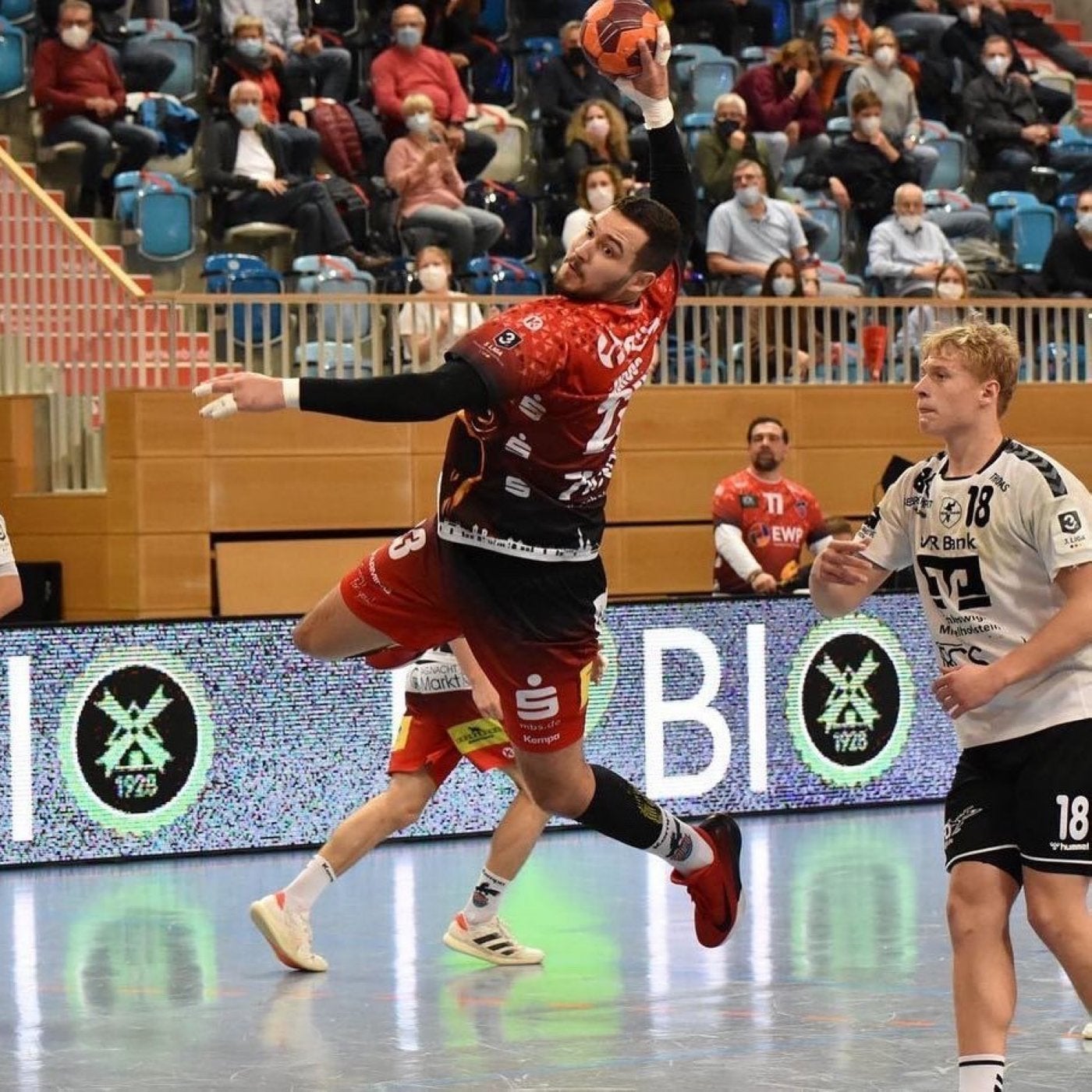 Rolando Uríos prepara el brazo para marcar un gol con la camiseta del Vfl Potsdam.