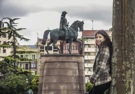 Sinónimo de valentía, fuerza y lucha. Sonsoles Soriano, candidata autonómica de Por La Rioja, posa junto al monumento del Espartero por su significado. «Es valentía, fuerza, tenacidad, resiliencia y ganas de luchar por lo que uno cree. Nosotros tenemos capacidad, proyecto, equipo y ganas de luchar por lo que creemos, porque lucharemos contra gigantes, si hace falta», explica Soriano.