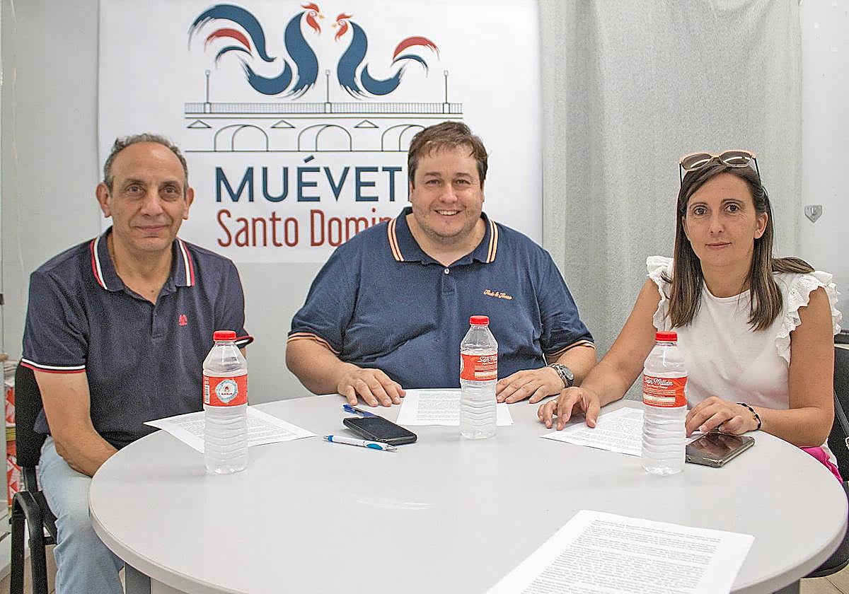 Carlos Barrón, en el centro, con Carlos Cañas y Cristina Domingo, de Muévete Santo Domingo.