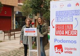 Eunate García y Amaya Castro, durante la comparecencia en la calle Fundición.