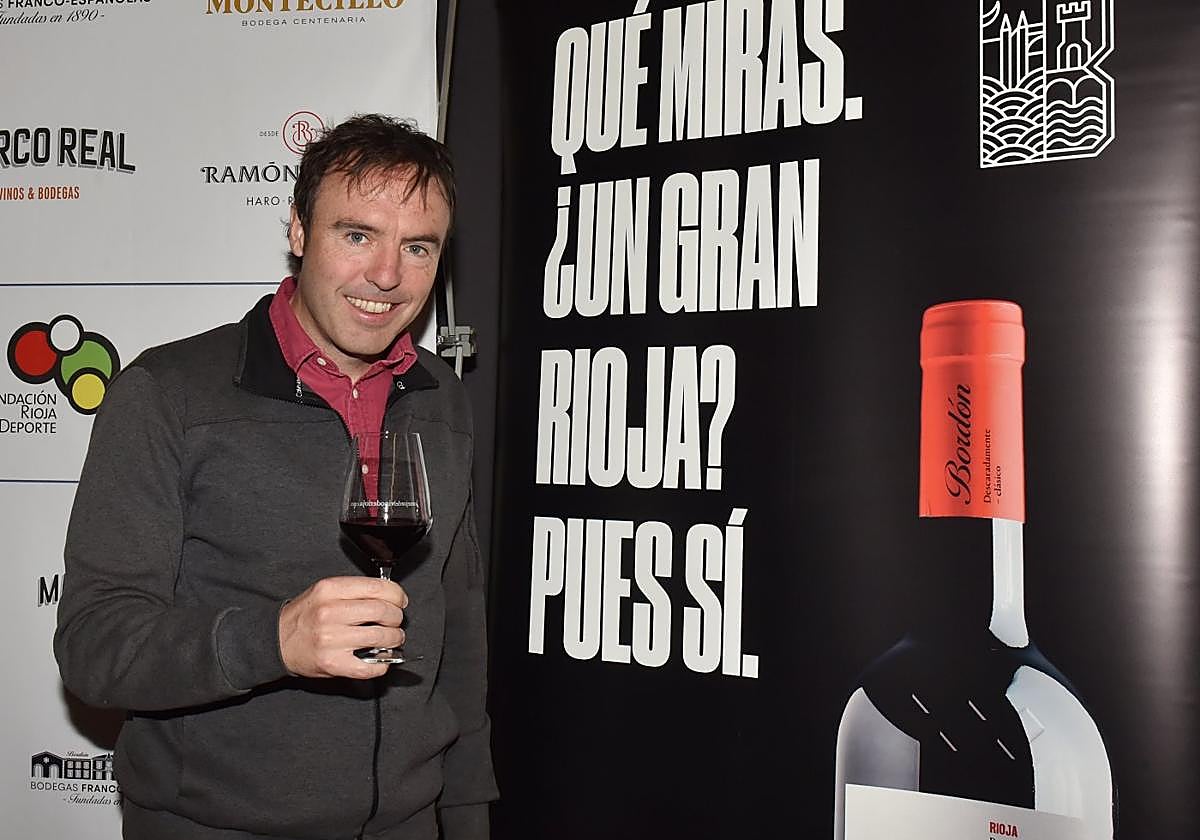 Borja Eguizábal posa con uno de los vinos que se cataron en la entraga de premios del torneo.