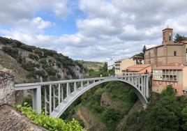 Obreros trabajando en el viaducto San Martín de Ortigosa de Cameros en la tarde de ayer, ya en la fase final de la rehabilitación.