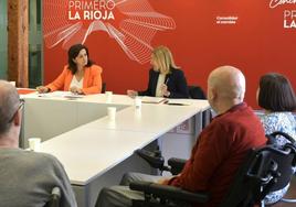 Concha Andreu y María Somalo, durante su encuentro con afectados de ELA.