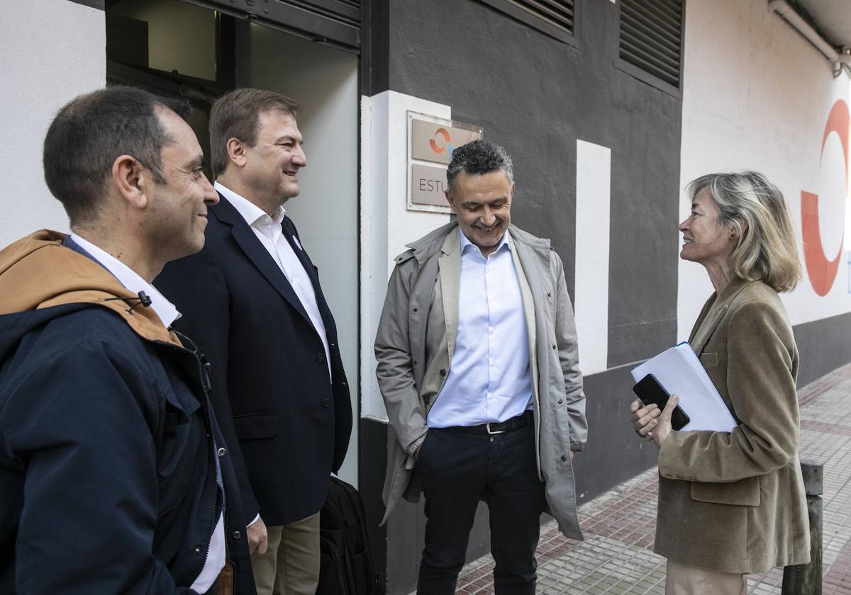 Bretón y Escobar conversan con la directora de Diario LA RIOJA, Teresa Cobo.