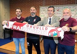 Representantes de la peña Orgullo Franjivino, Velasco, entrenador del club, y Pascual-Salcedo, presidente del Banco de Alimentos.