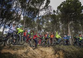 El grupo de ciclistas aficionados 'Chisperos' parten en la mañana de ayer para realizar una ruta con bicicleta eléctrica por los alrededores de Logroño.