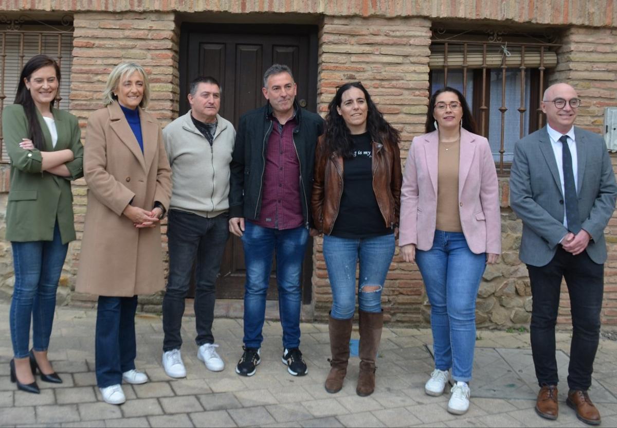 Maite Arnedo, Mónica Arceiz, Óscar Moreno, Gabriel Aragón, María Félez, Elisa Garrido y David Miranda, en la sede del casco antiguo.