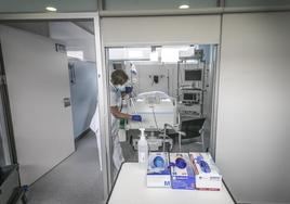 La Unidad de Críticos del San Pedro está libre de pacientes con covid desde el 24 de marzo pasado. En la imagen, el servicio de limpieza asea uno de los box de la UCI.