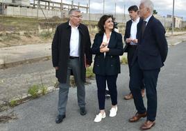 Los candidatos a la presidencia de La Rioja y la alcaldía de Logroño, Concha Andreu y Pablo Hermoso de Mendoza, este viernes en su visita a Las Cañas donde el PSOE propone crear un parque tecnológico.