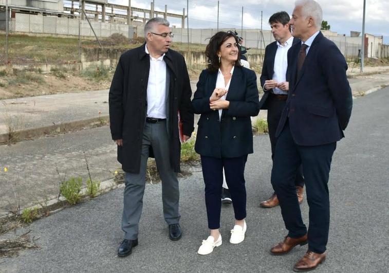 Los candidatos a la presidencia de La Rioja y la alcaldía de Logroño, Concha Andreu y Pablo Hermoso de Mendoza, este viernes en su visita a Las Cañas donde el PSOE propone crear un parque tecnológico.