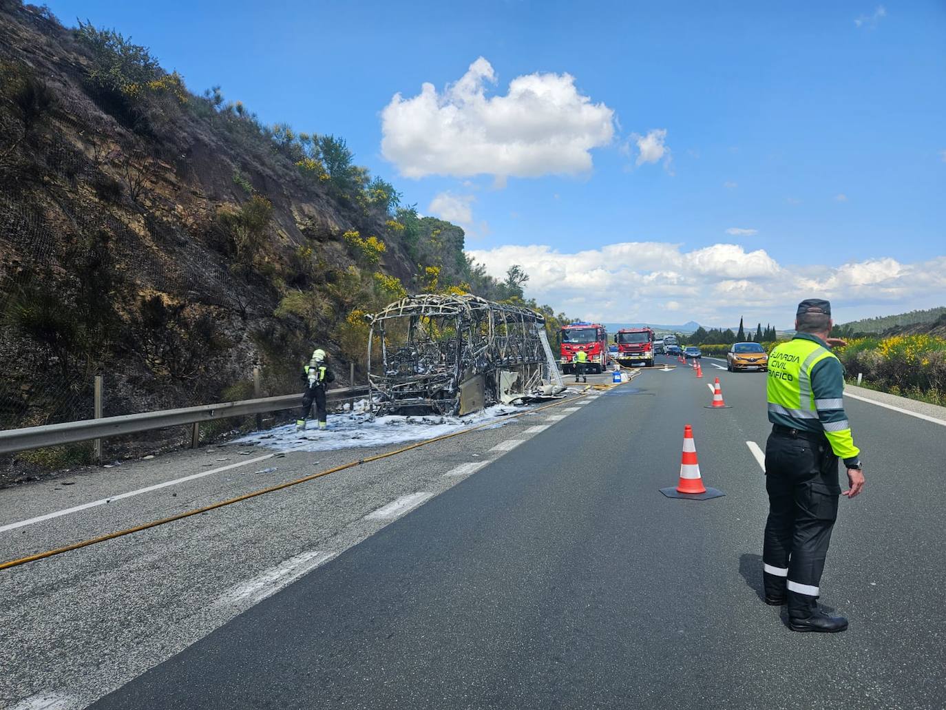 Imagen secundaria 1 - Arde un autobús que llevaba a 55 personas de vuelta a Azagra tras un partido de fútbol