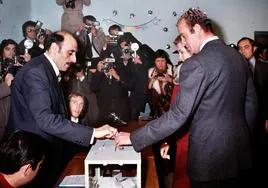 El Rey Juan Carlos votando en el Referéndum de la Ley para la Reforma Política en 1976.