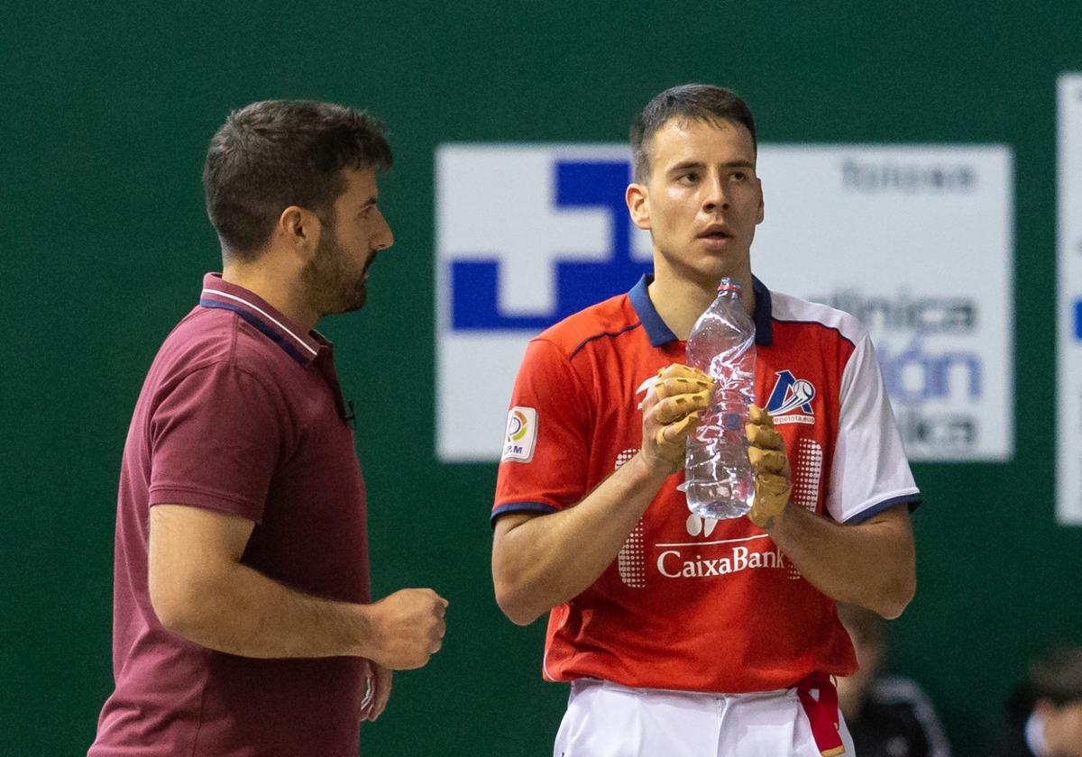 Darío conversa con su hermano Asier, su botillero.