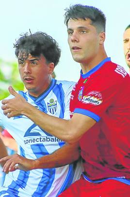 Ibarrondo, junto a un rival en el partido de ayer.