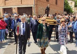 Procesión con la imagen del Santo por las calles de Gallinero de Rioja.