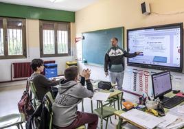 El maestro Guillermo Vidán imparte clase a Dioni y Oier, sus dos únicos alumnos en el CRA Valle del Linares de Cornago.