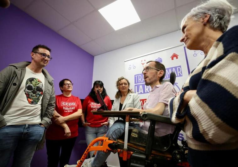 Pablo Echenique charla con las representantes del servicio de limpieza.