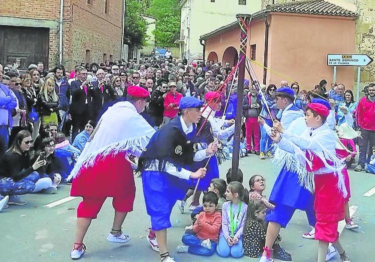 Demostración folklórica por los danzadores del Santo.