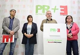 Los diputados autonómicos en las Cortes de Castilla y León por Soria ¡Ya! Juan Antonio Palomar, Vanessa García y José Ángel Ceña; junto a la candidata autonómica de PR+E, Inmaculada Sáenz, en la sede del partido de coalición.