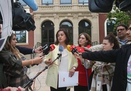 Andreu atiende a los periodistas delante de la puerta principal del instituto Sagasta.