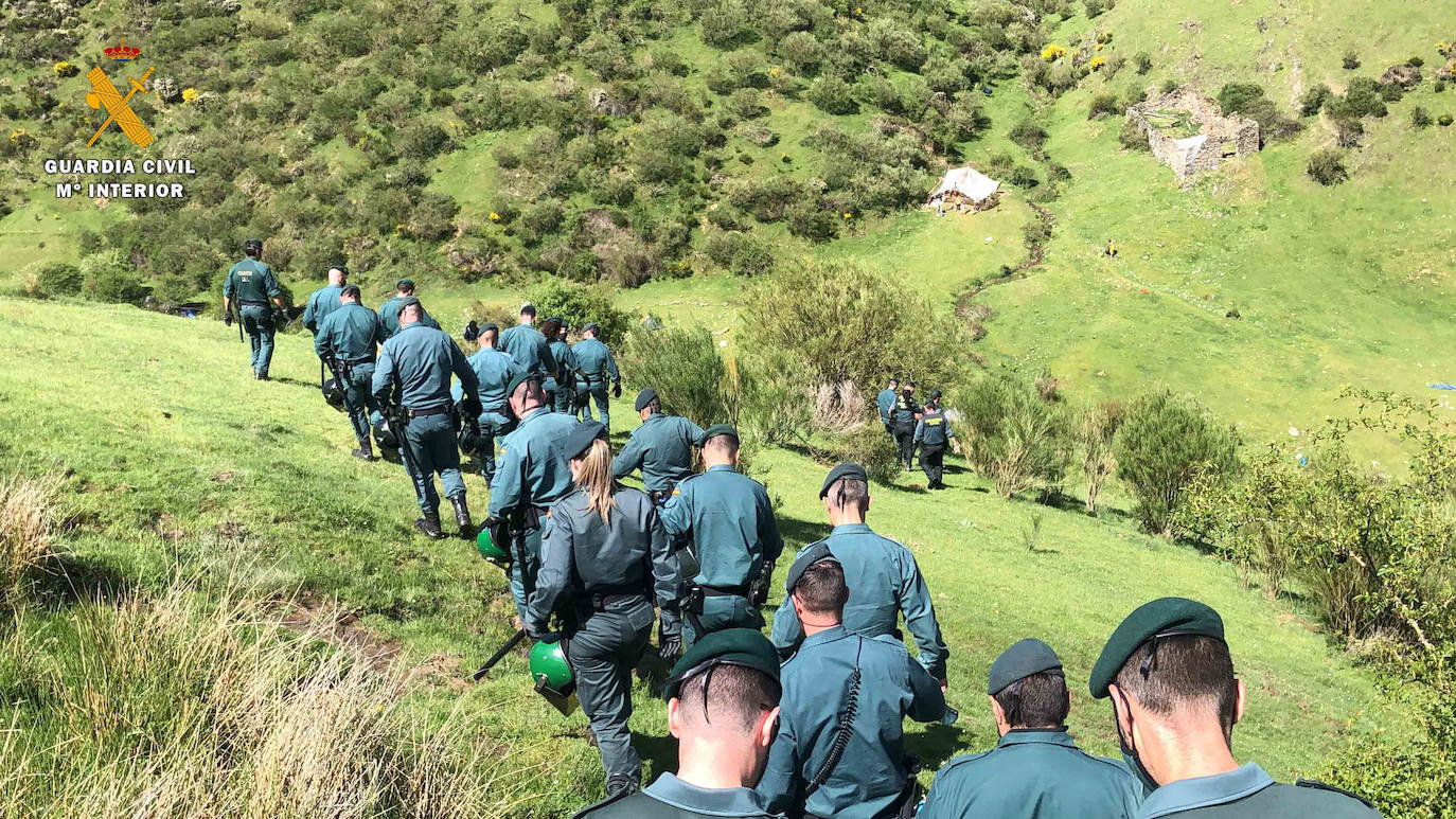 Imagen secundaria 2 - La Familia Arcoíris &#039;reaparece&#039; en la localidad gaditana de Benaocaz