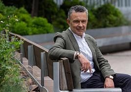 En el parque Adolfo Suárez. El candidato a la Alcaldía de Logroño por el Partido Popular ha elegido retratarse en el parque Adolfo Suárez, junto al Palacio de Justicia, por eso de que tanto la construcción del edificio como la adecuación del parque se realizaron a través de una acción coordinada por él mismo, en su papel entonces de consejero, y por la alcaldesa del momento, Cuca Gamarra.