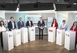 Sonsoles Soriano (Por La Rioja), Ángel Alda (Vox), Ángel Íñiguez (Ciudadanos), Gonzalo Capellán (PP), Concha Andreu (PSOE), Henar Moreno (Podemos-IU) e Inmaculada Sáenz (PR+E), en el plató de TVR, instantes antes de comenzar el debate.