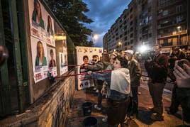 Henar Moreno, pegando carteles la noche que comenzó la campaña electoral