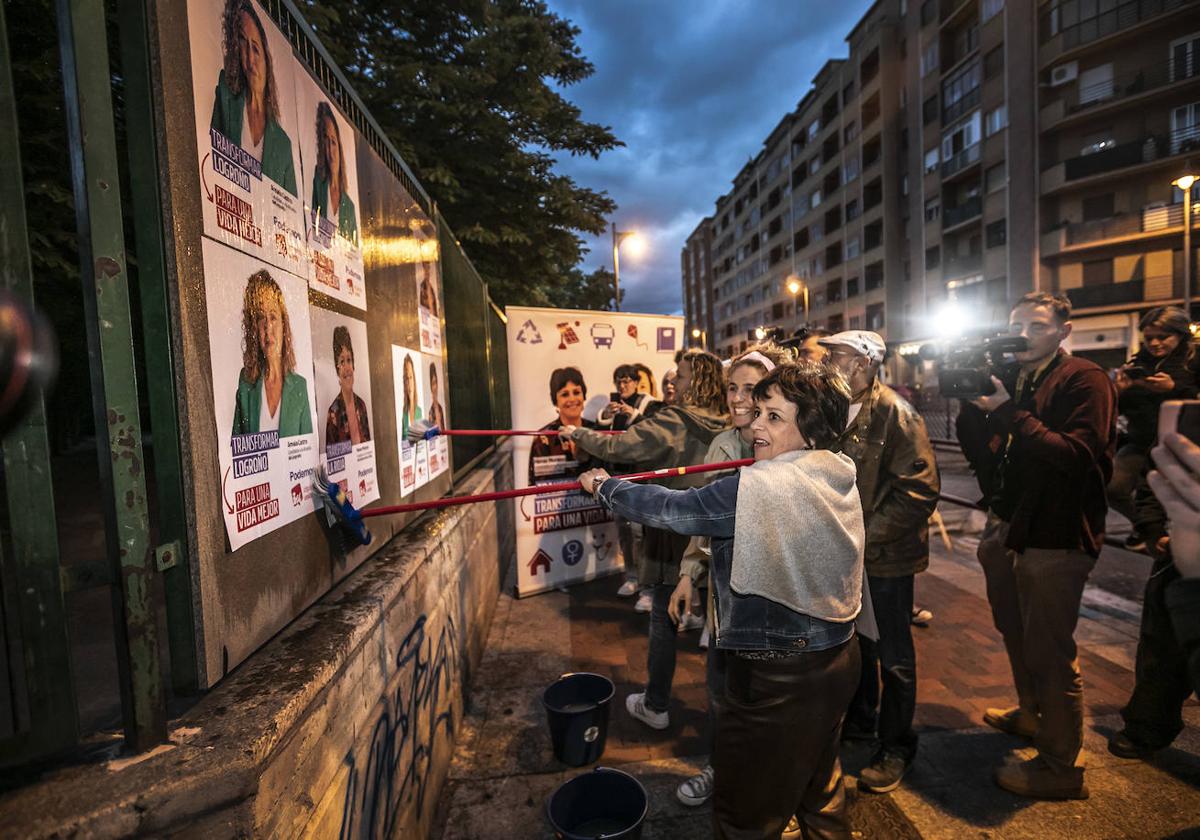 Henar Moreno, pegando carteles la noche que comenzó la campaña electoral