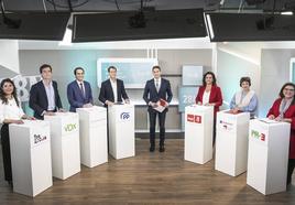 Los candidatos, junto al presentador Carlos Santamaría, en el plató.